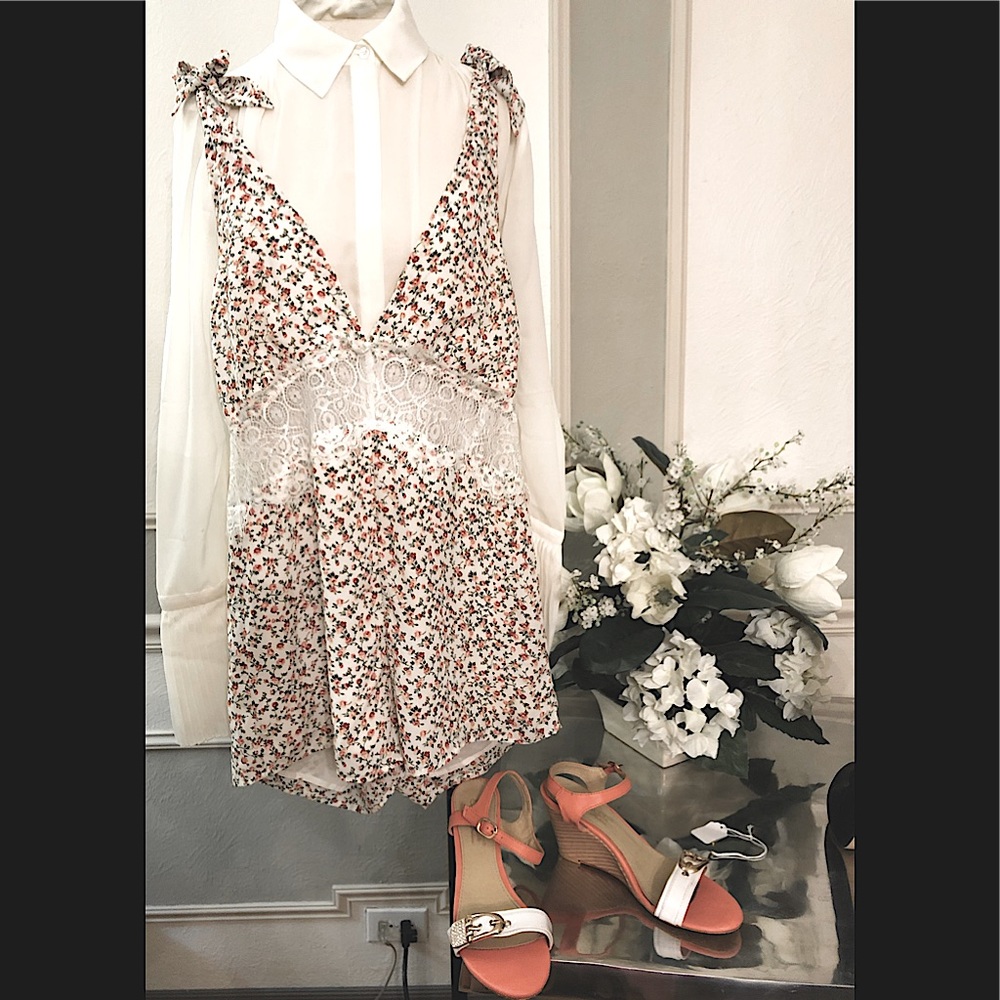 NWT🍯 Honey Punch 🍯 Feminine Floral Romper w/Lace & Tie Shoulders detail sz Sm